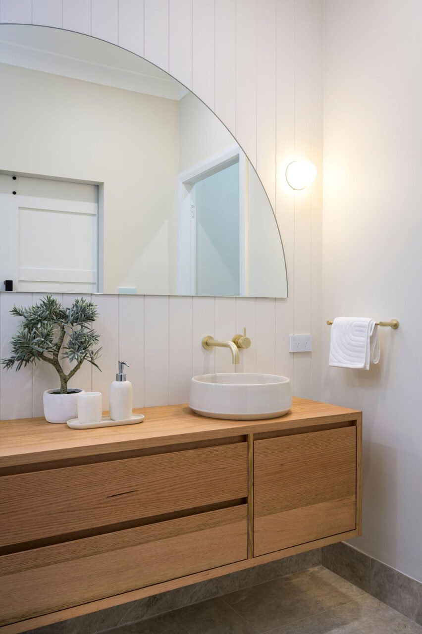 mediterranean inspired Coastal Ensuite Bathroom