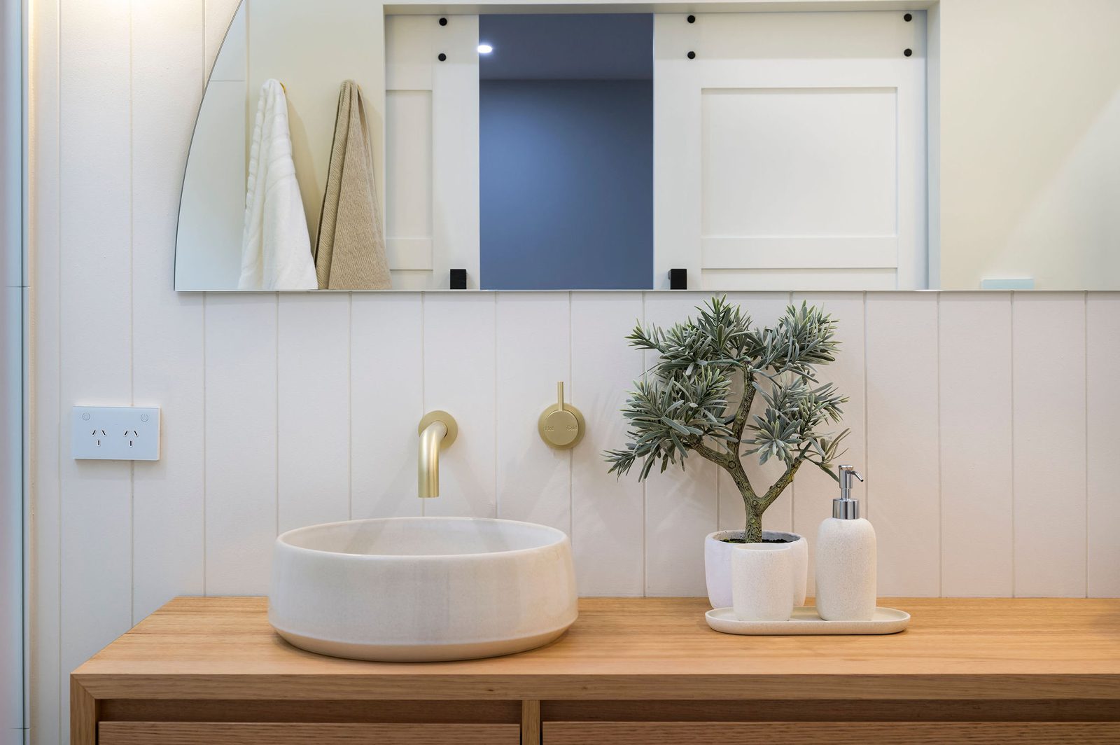mediterranean inspired Coastal Ensuite Bathroom
