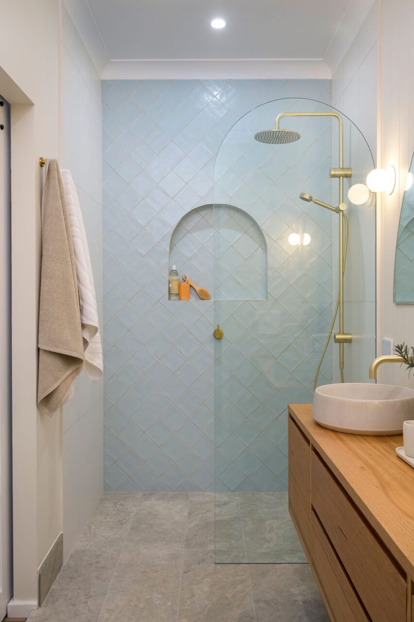 mediterranean inspired Coastal Ensuite Bathroom