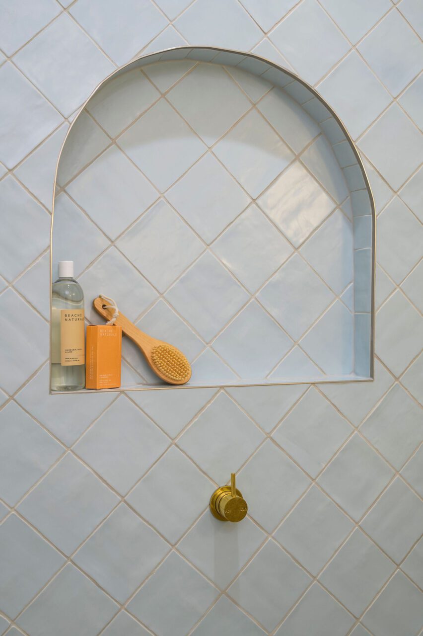 mediterranean inspired Coastal Ensuite Bathroom
